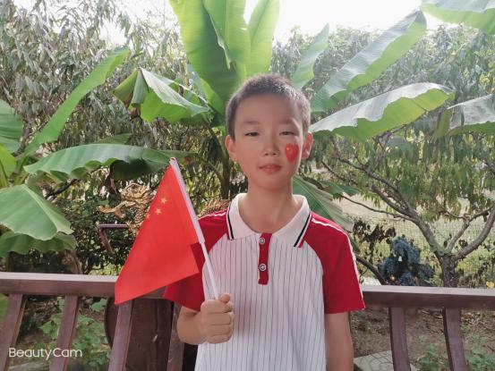 我和国旗合个影新闻稿_html_m2d525172.jpg