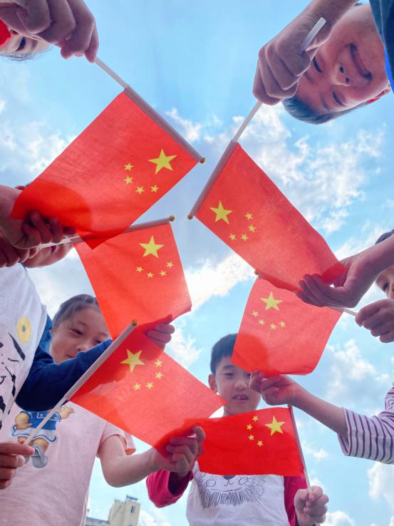 我和国旗合个影新闻稿_html_m3e5154f5.jpg