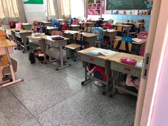 防震演练10.12_html_66e77e59.jpg