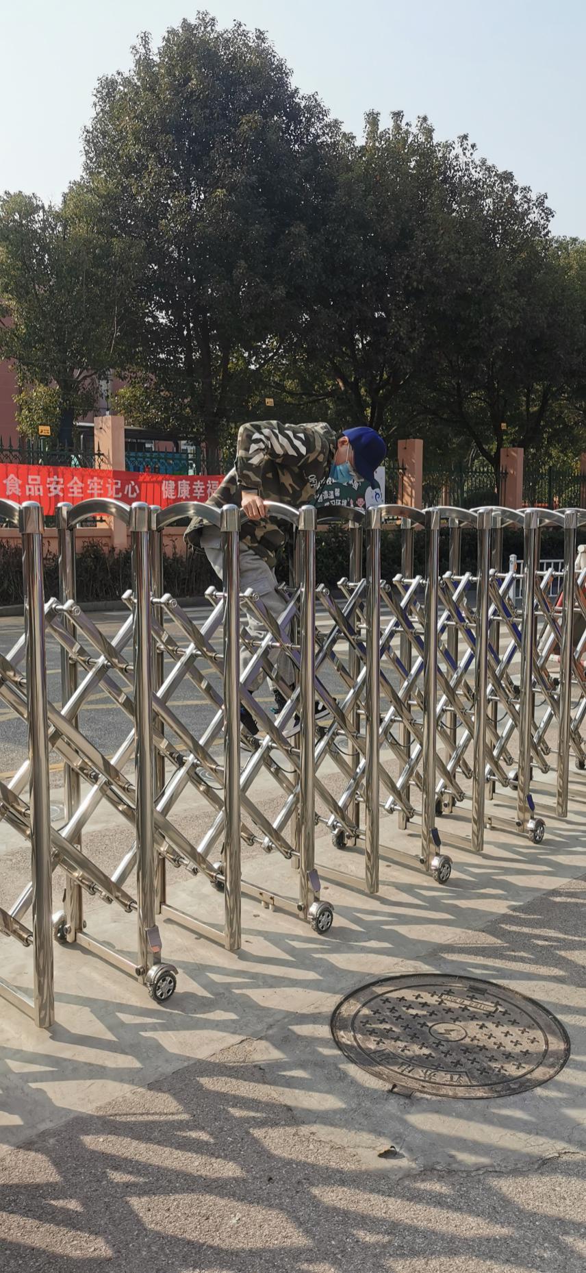 【安全第一】开展防暴演习，共护平安校园_html_2c85c113.jpg