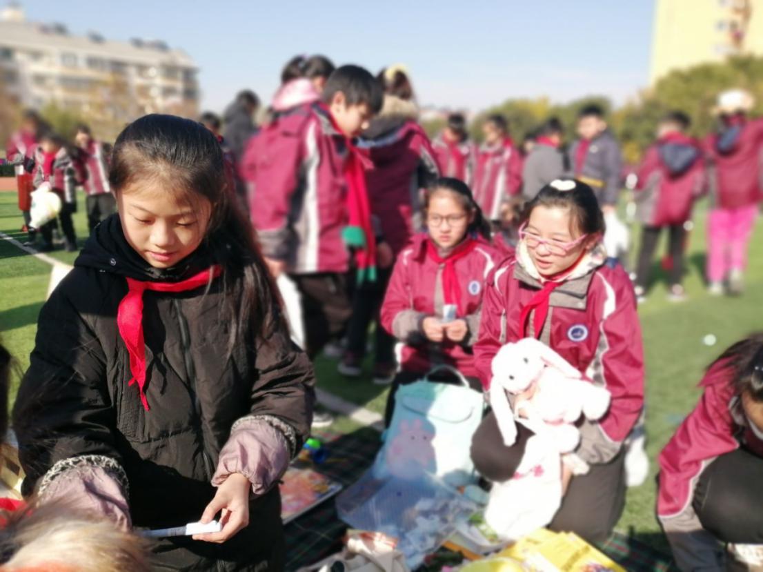 爱心义卖 传递温情_html_17105bd6.jpg