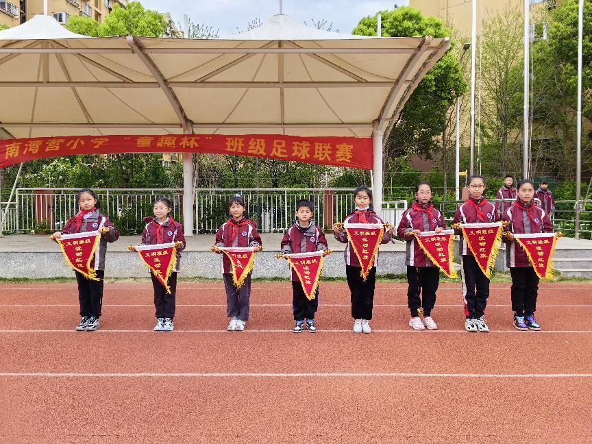 流动红旗颁发报道_html_m52bf370d.jpg