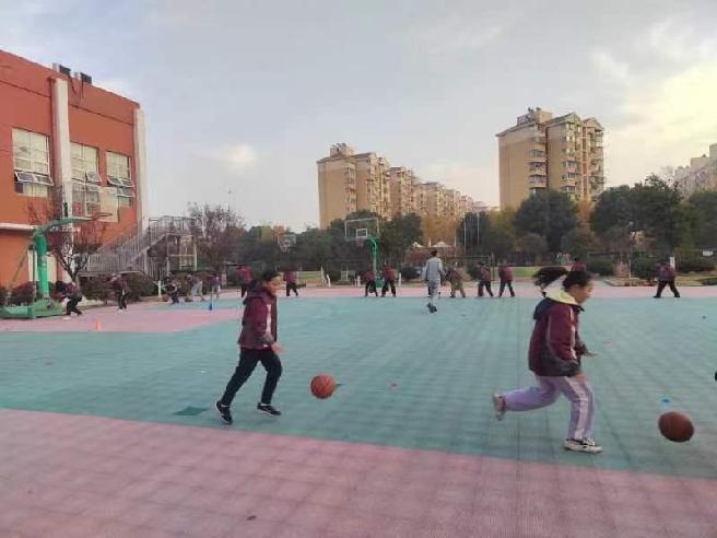 篮球行进间胸前传接球_html_m17a2c660.jpg