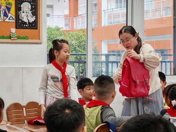 多感官探秘书包 解锁观察密码——南湾营小学“童学课堂”系列研究课第525期报道_html_m1a3209a3.jpg