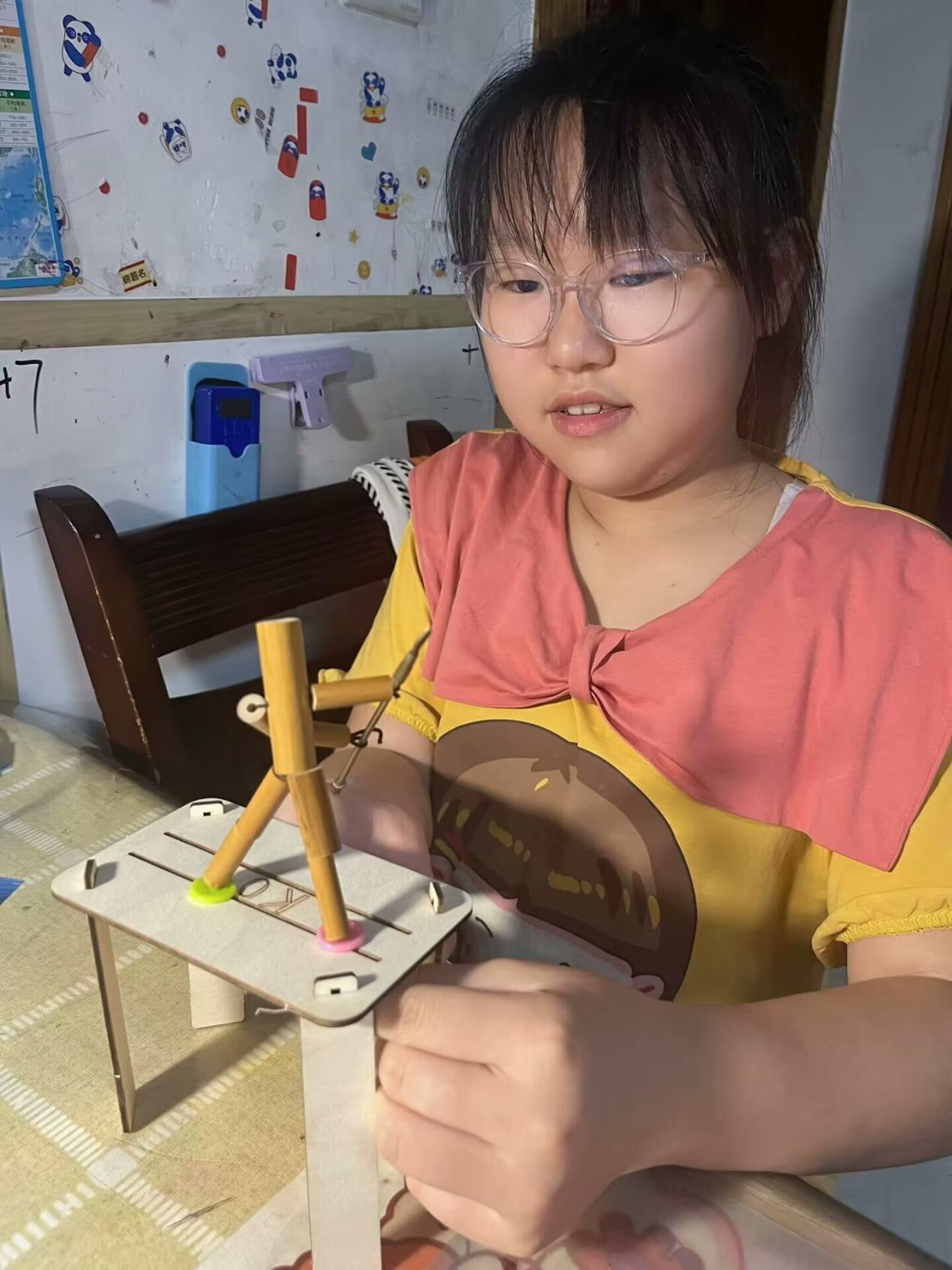 20241018六年级“竹节人趣味大赛”报道_html_525f9a9f.jpg