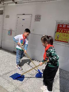 20230310班会大扫除报道_html_23a871a0.jpg