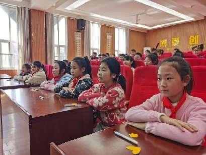 品读经典 演绎精彩——记南湾营小学五（2）班课本剧表演比赛_html_542e223.jpg