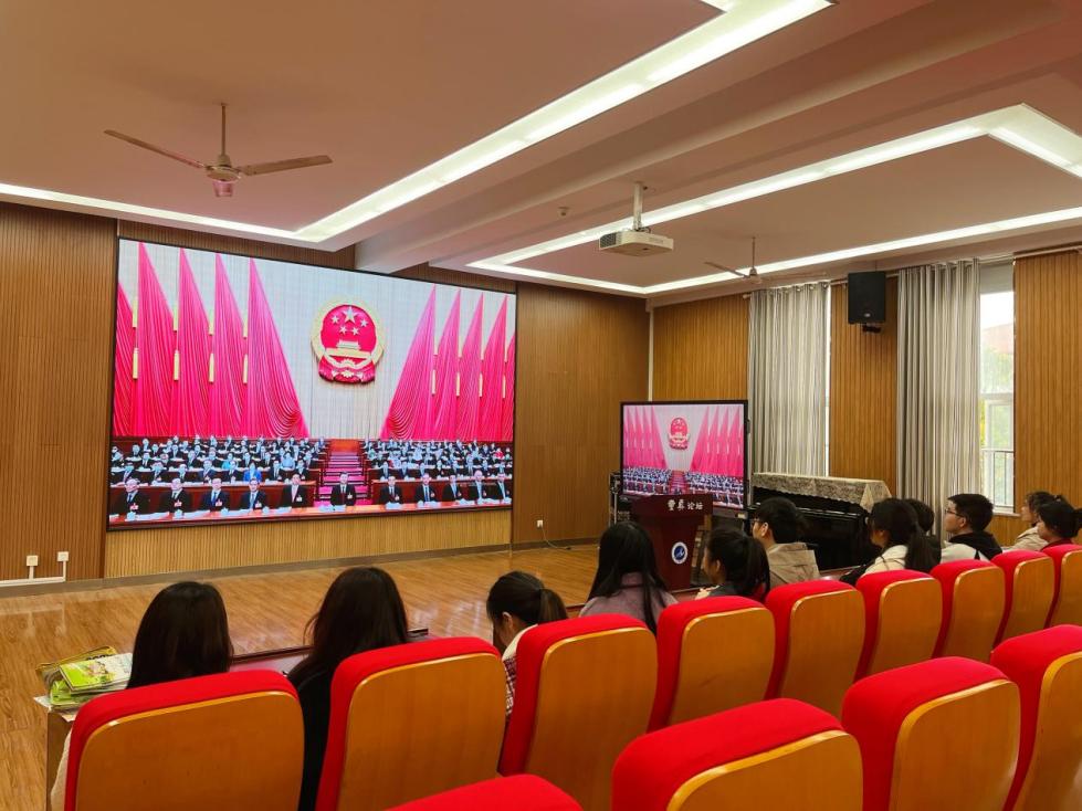 学习两会精神 勇担育人使命_html_7ed0f383.jpg