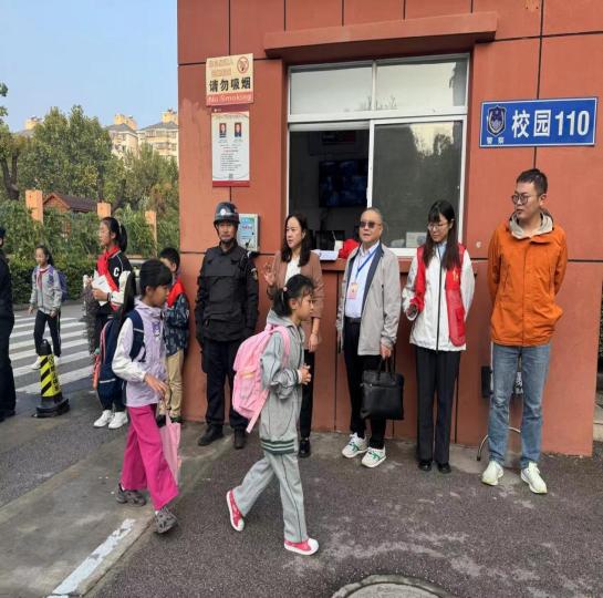 20241008督学进校园 督导促提升——记南湾营小学10月专项督导新闻稿_html_349402c3.jpg