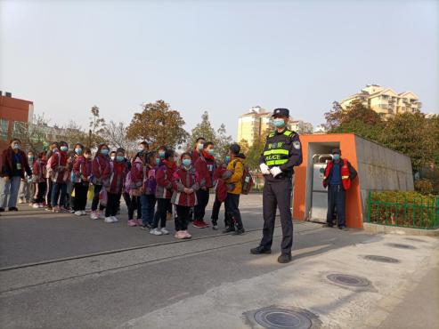 暖暖开学季 牛年冲冲冲——记南京市南湾营小学开学第一天_html_161a3f0a.jpg