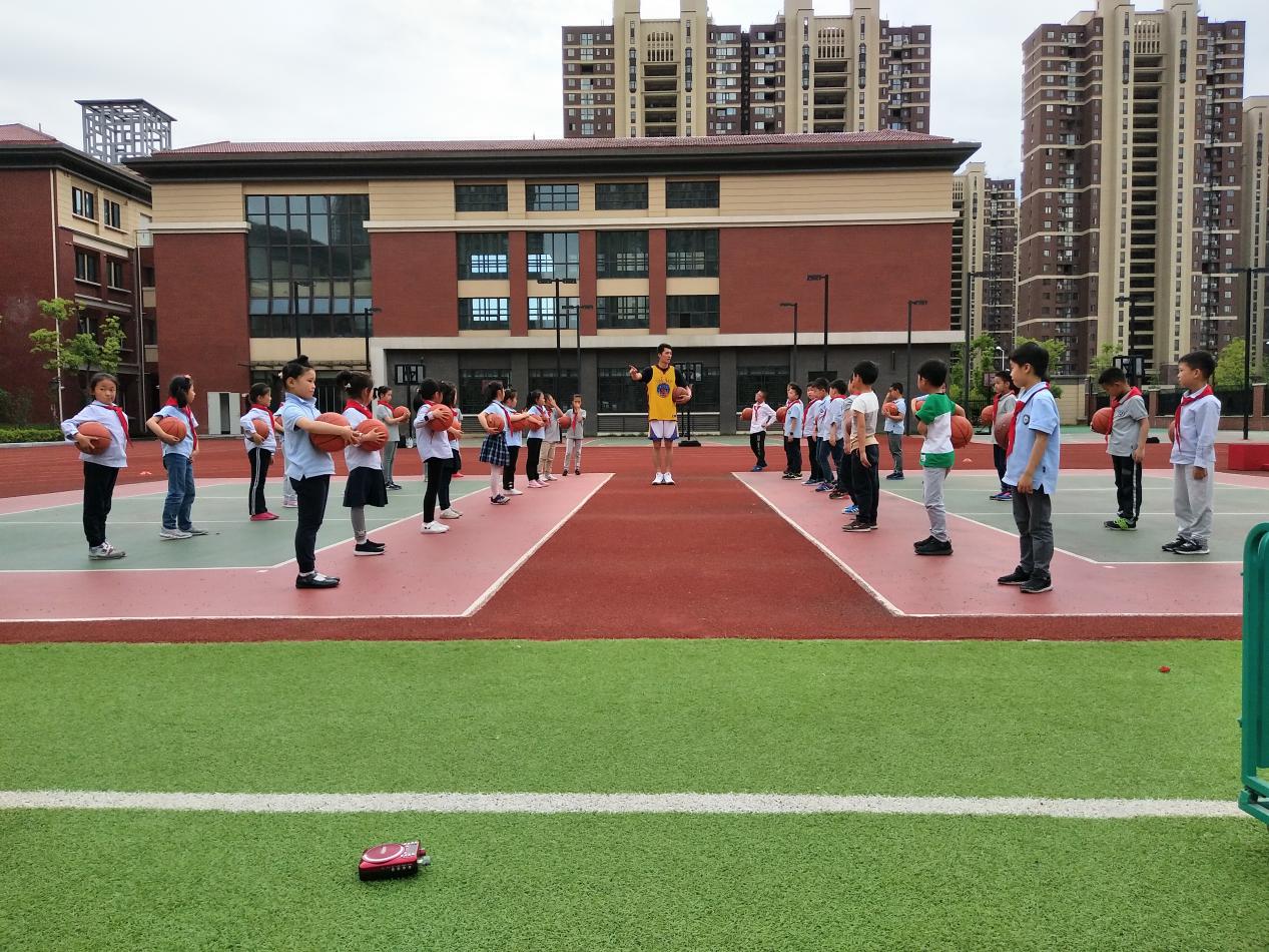 展体育课堂风采，共教研促成长_html_1a46a141.jpg