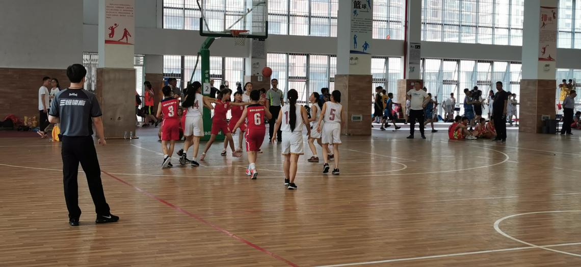 喜报 我校勇夺栖霞区阳光体育节篮球比赛小学女子组冠军_html_mb0bc53.jpg