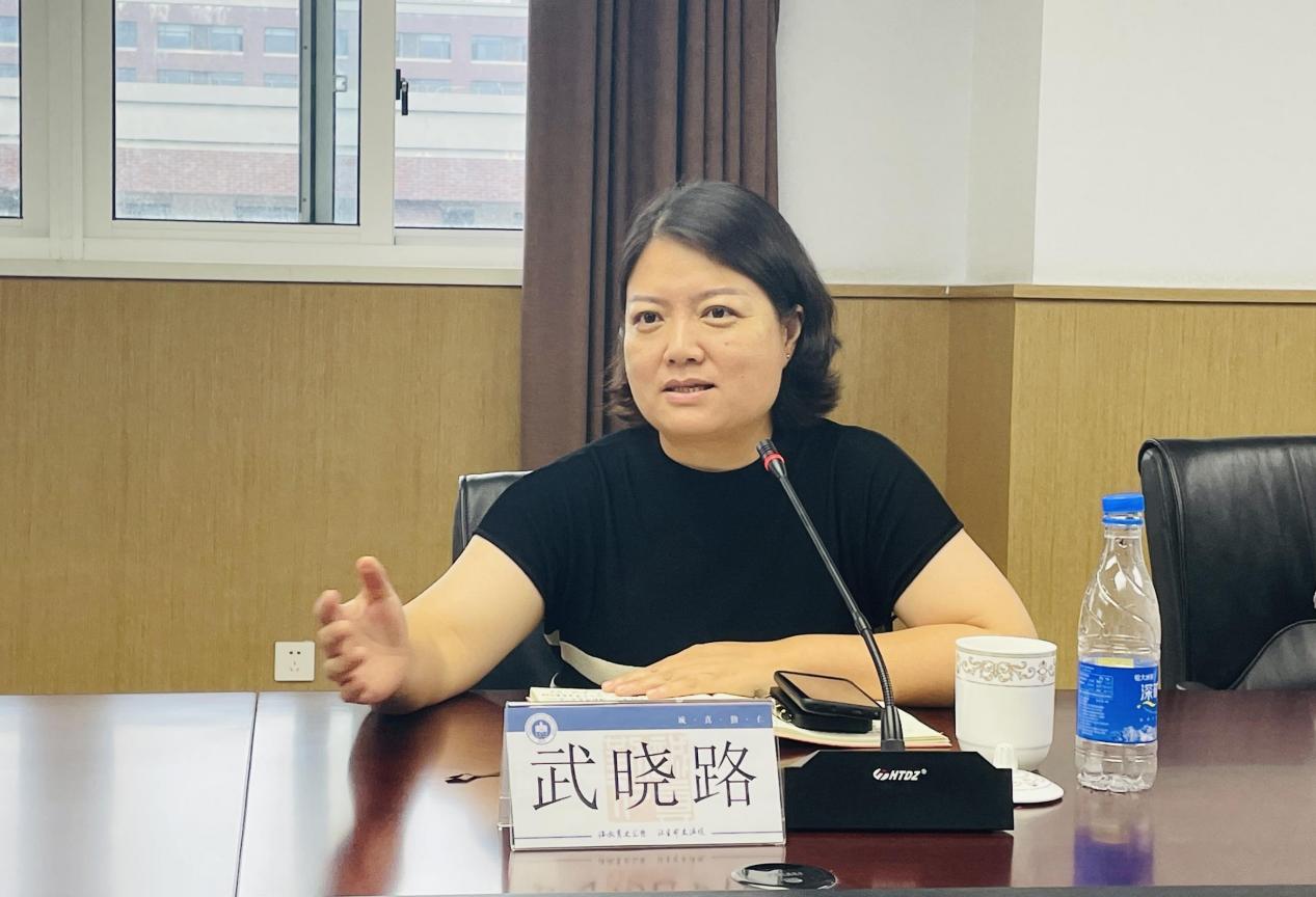 8月29日教育局、街道领导视察指导开学工作新闻稿_html_32e44d2c.jpg