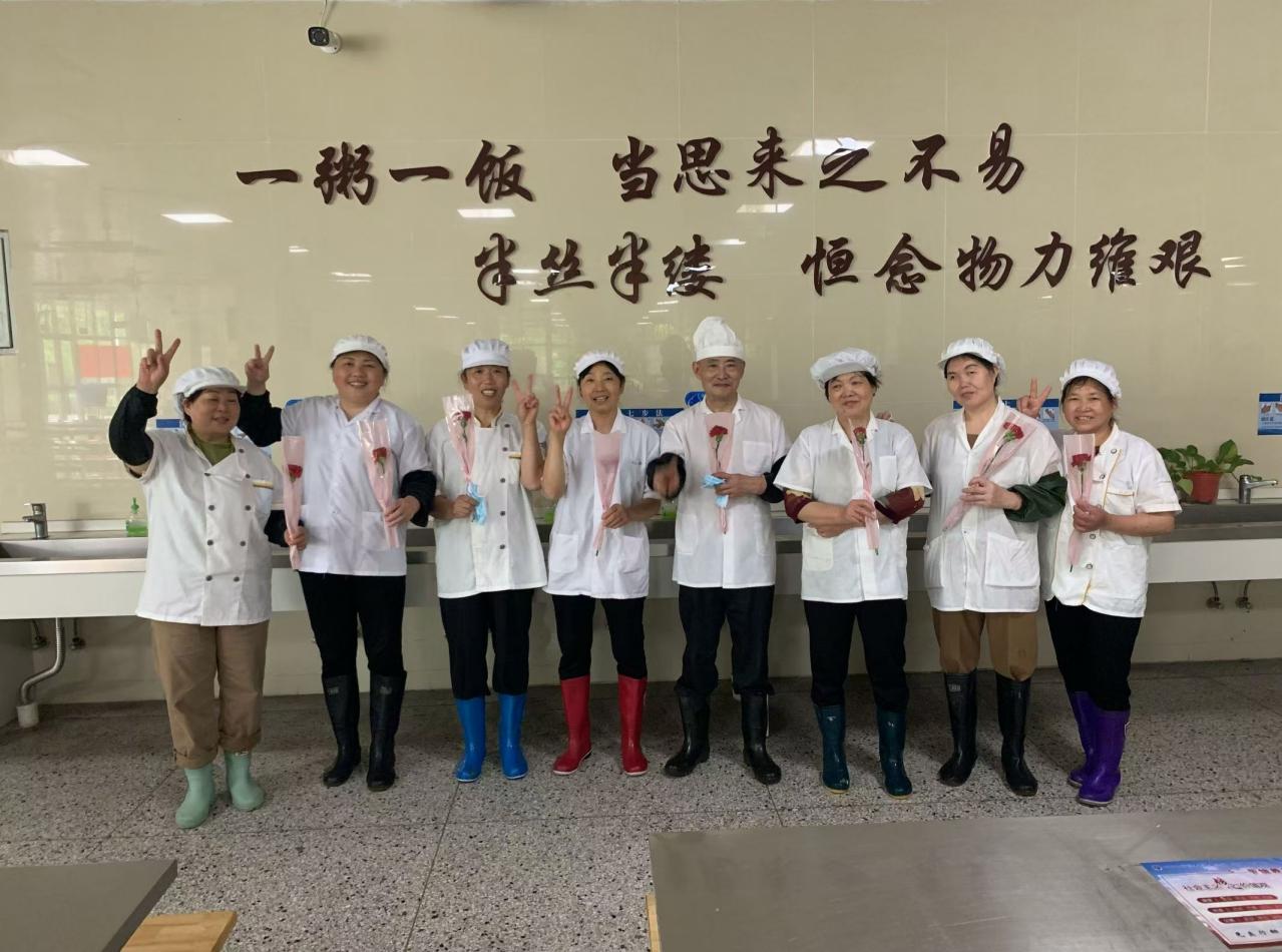 蔷薇节感恩教育新闻稿_html_m3c3e5c19.jpg