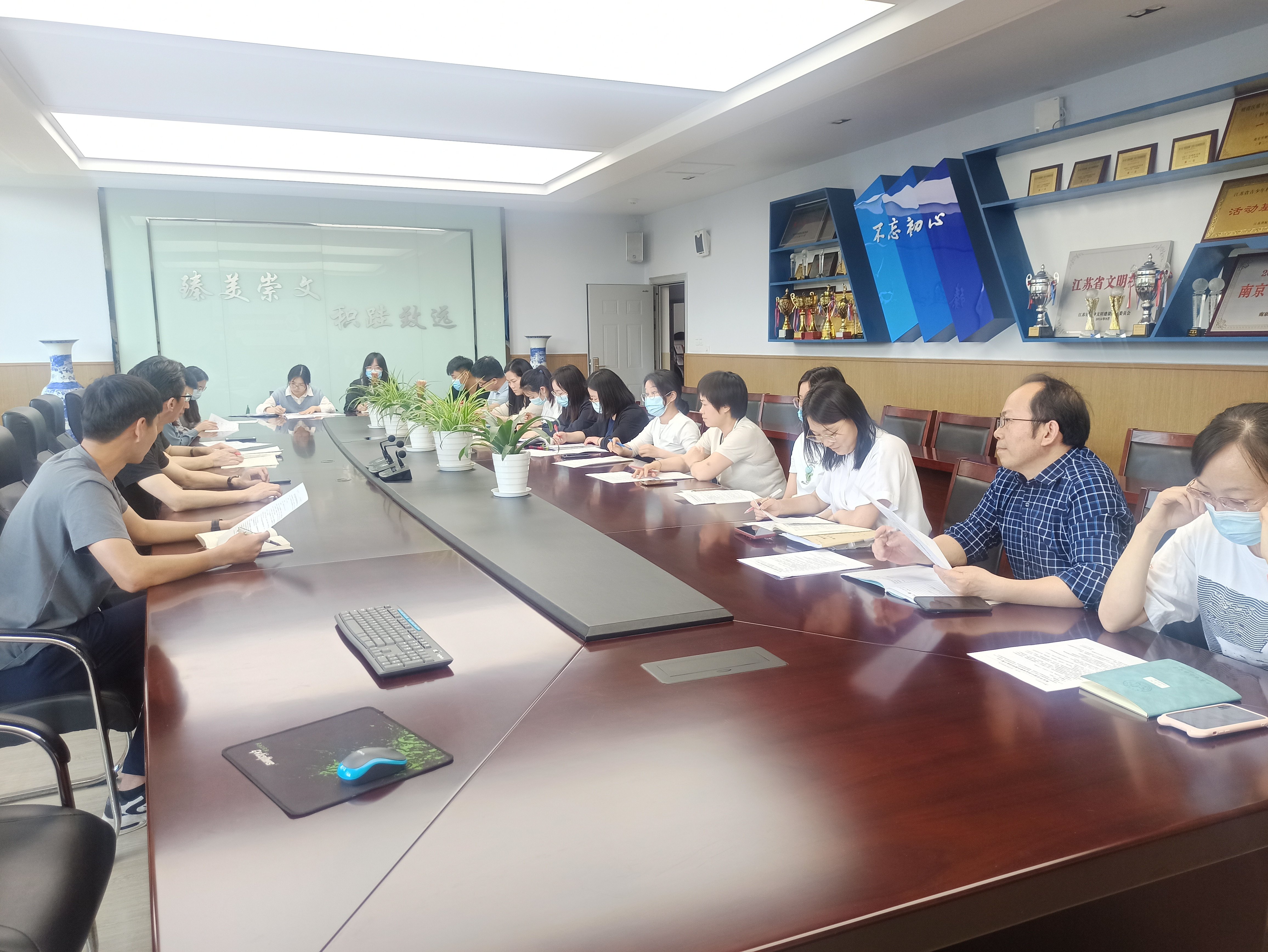 【臻美花中 崇文教研】课题引领 科研兴校——南京市花园中学举行区“十四五”课题开题校内论证会_html_210f6f53.jpg