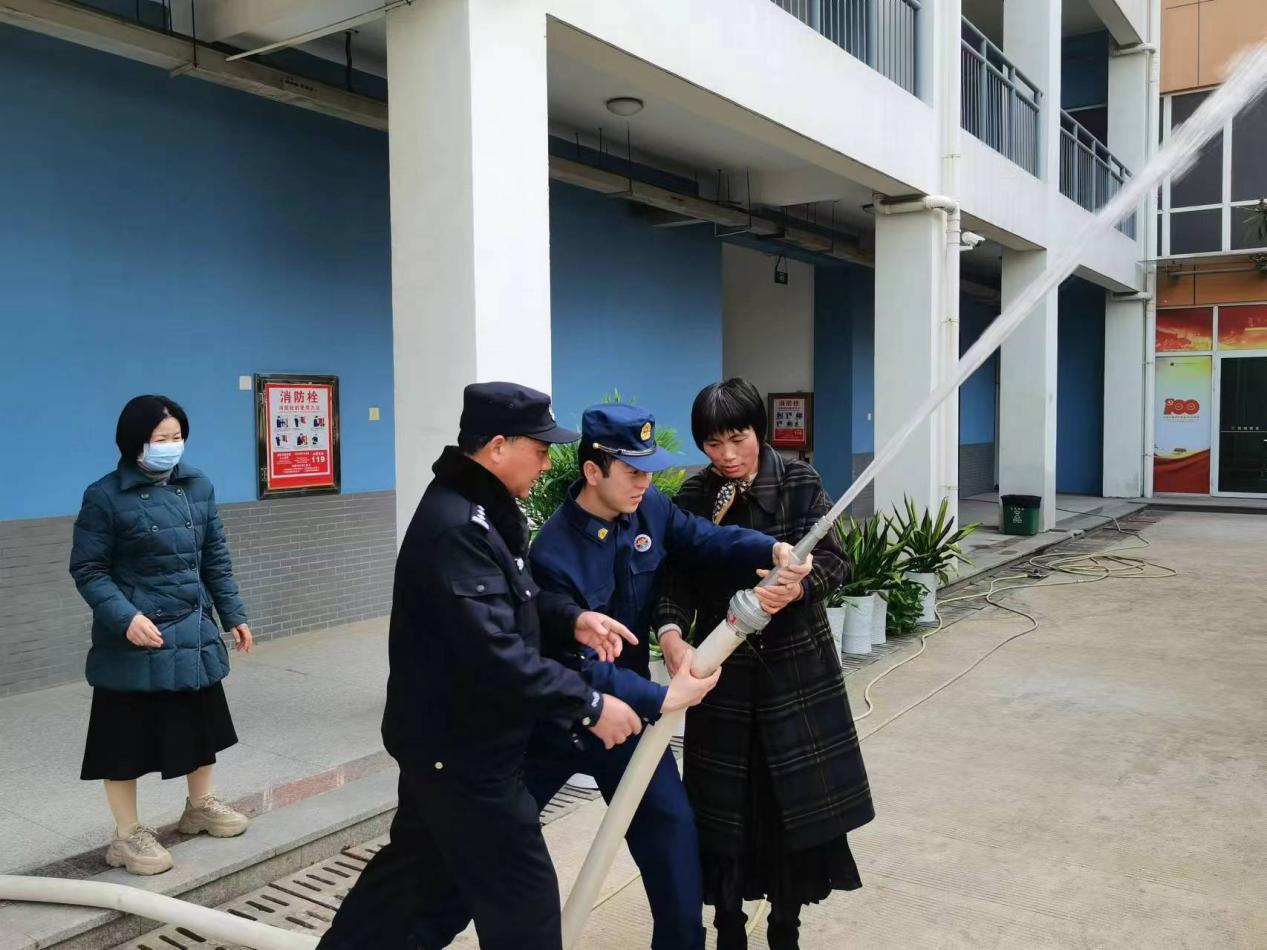 安全第一消防灭火演练_html_m4869bba9.jpg