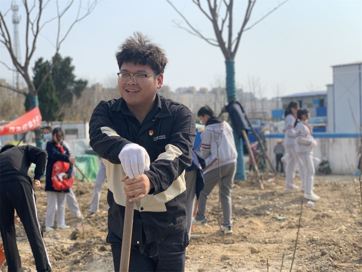 2022.3.11植下一棵树，收获万点绿——南京一中马群分校开展植树节活动_html_m286edda2.jpg