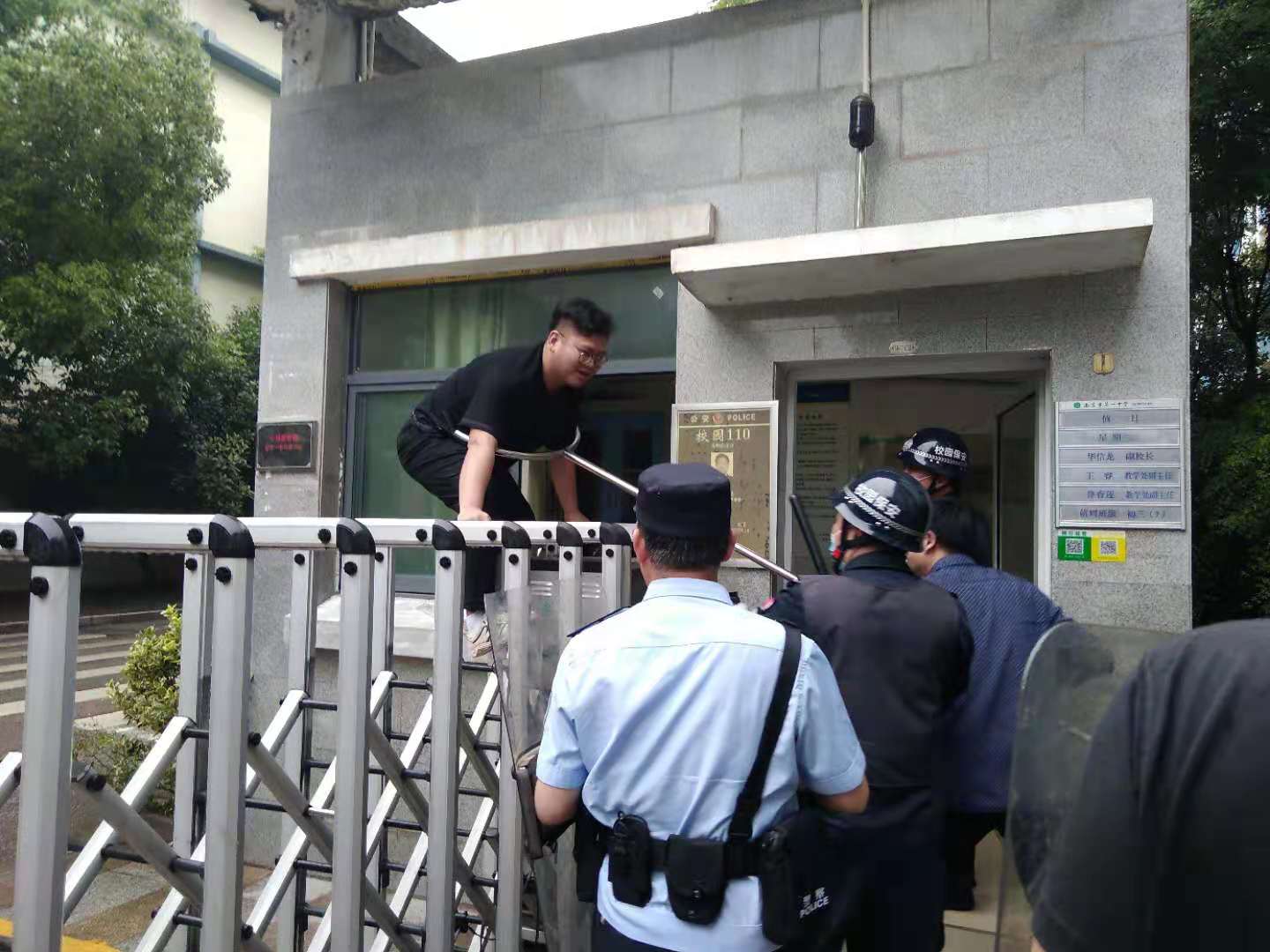 南京一中马群分校开展防入侵安全演练活动(1)_html_m8a4d1fb.jpg