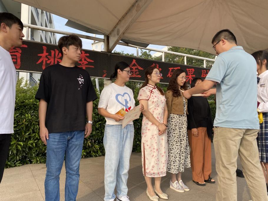 晨曦细雨育桃李，金秋硕果慰园丁——记南京一中思益学校感恩教师节活动_html_m5c2b0fc9.jpg