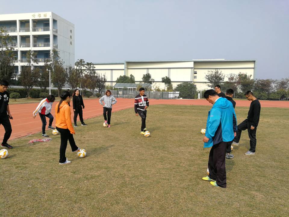 南京一中马群分校【足球课堂与教学】_html_5ca1b242.jpg