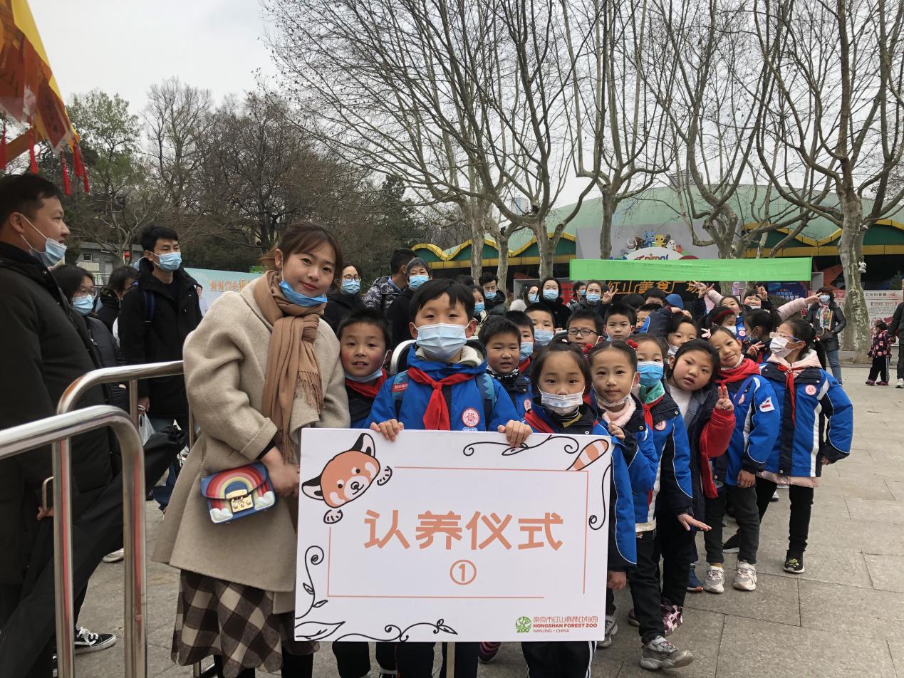 二（2）班爱心认养仪式  新闻报道_html_m137d1b8a.jpg