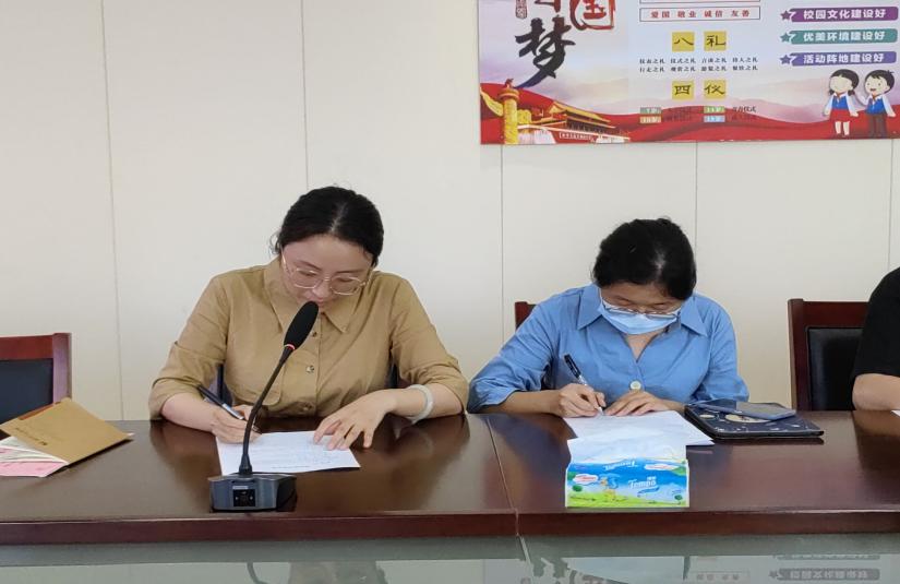 师徒结对传帮带，双向互进共成长_html_m65a8581a.jpg