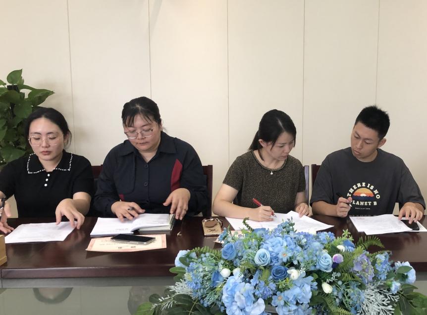 师徒结对传薪火 携手共进谱华章_html_m1ee472d4.jpg