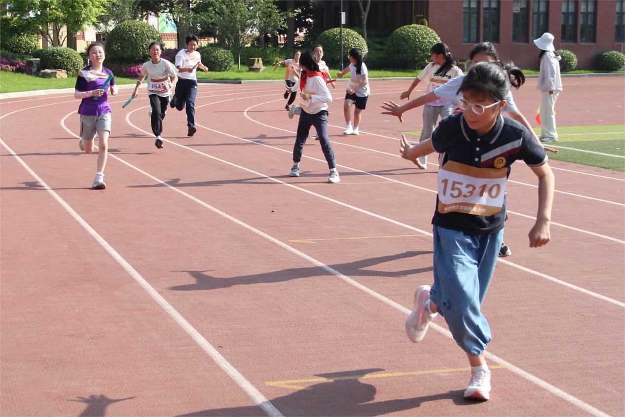 20240427春日绽芳华 运动展风采_html_49dee6ca.jpg