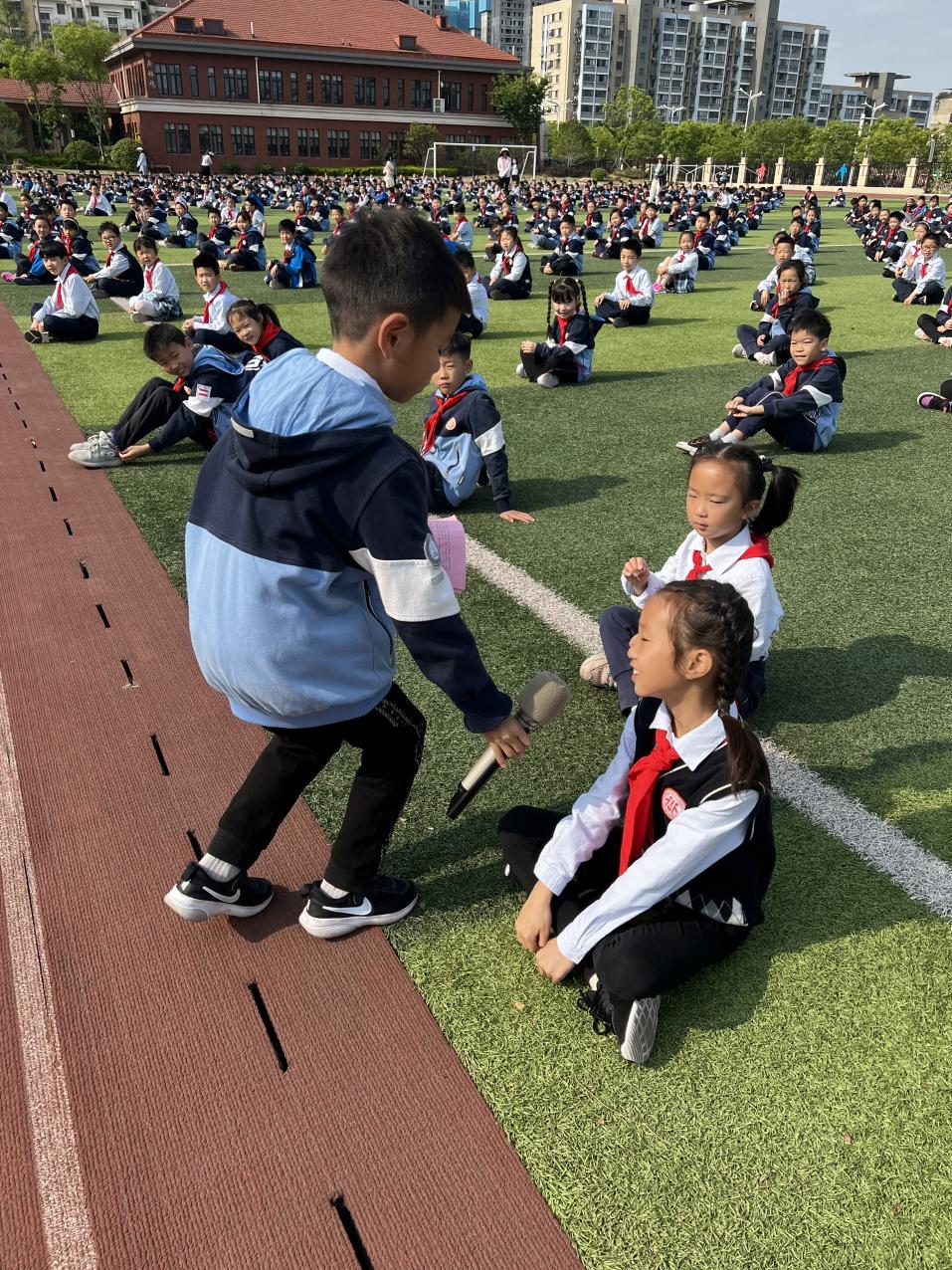 第13周   升旗仪式新闻稿_html_m1655b873.jpg