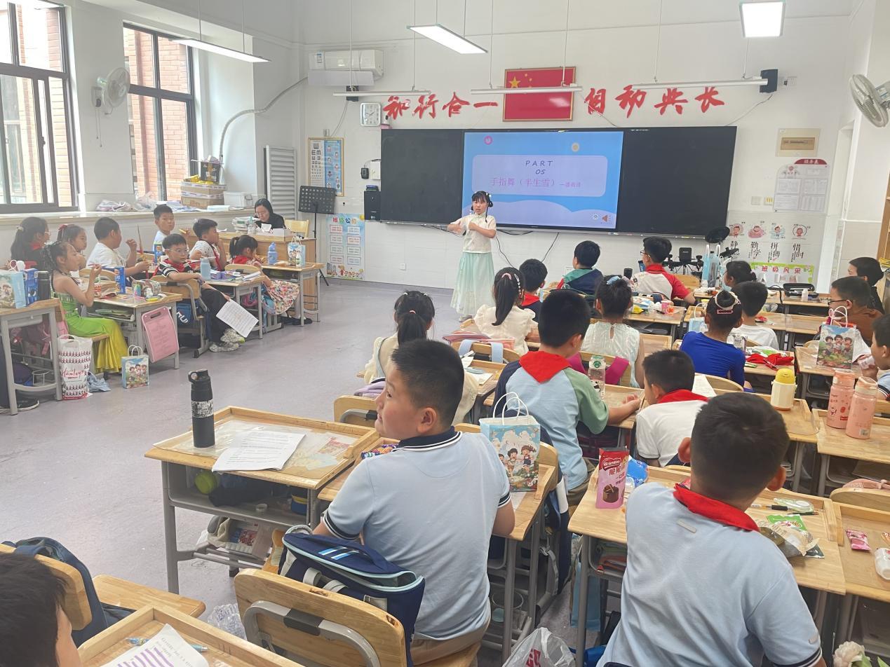 20240602我和导师过六一_html_m5afa788d.jpg