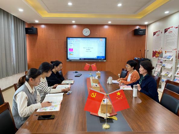 凝聚集体智慧 聚焦教学目标——南京市晓庄小学英语校本研修活动（三） (1)_html_1f082750.jpg