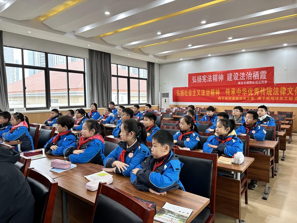 20231213送法进校园_html_mc6d6735.jpg
