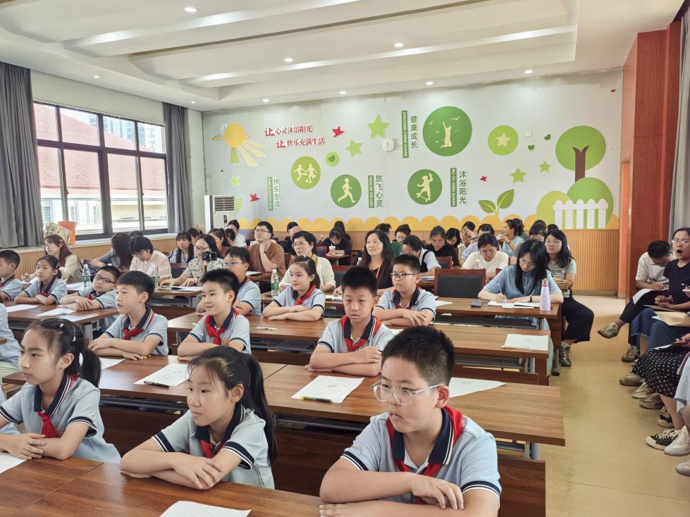 守护生命成长 点亮心灵之光——记栖霞区小学心理学科教研暨戴志梅德育名师工作室活动_html_2ed04327.jpg