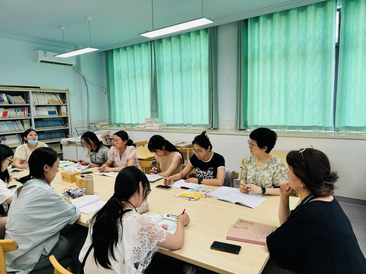 20240920大组课新闻：立足主题看融合 中段英语展风采(1)_html_m4e0a8686.jpg