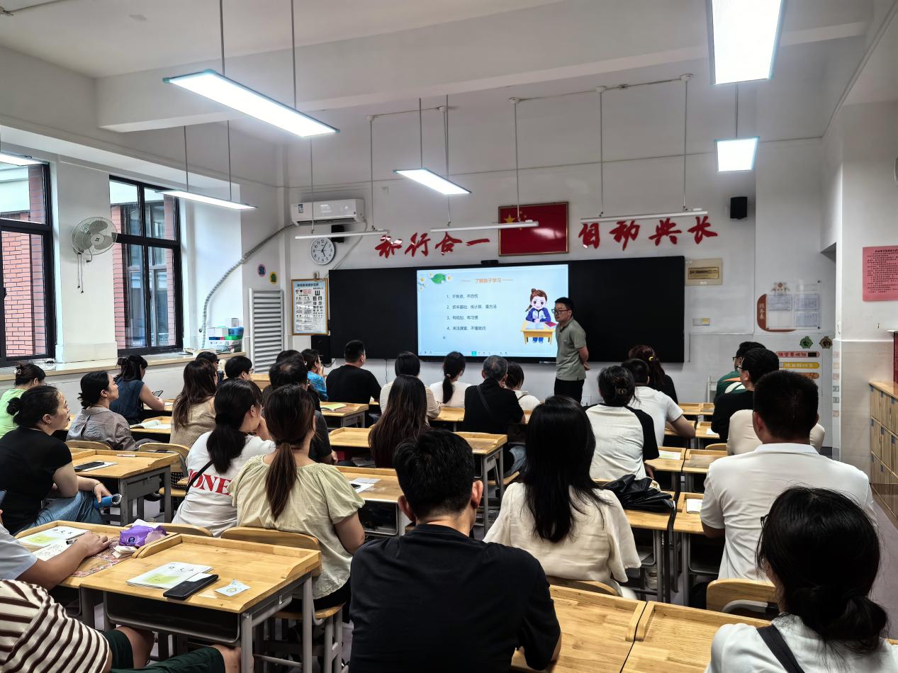 20240918六年级家长会新闻报道(1)_html_12b01218.jpg