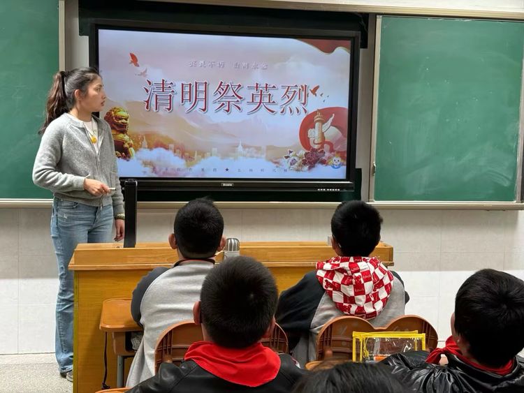 4.4清明“童声歌舞缅英烈 红色基因代代传”——记靖安小学我们的节日开展“我们的节日·清明”系列活动_html_3a9bd1b6.jpg