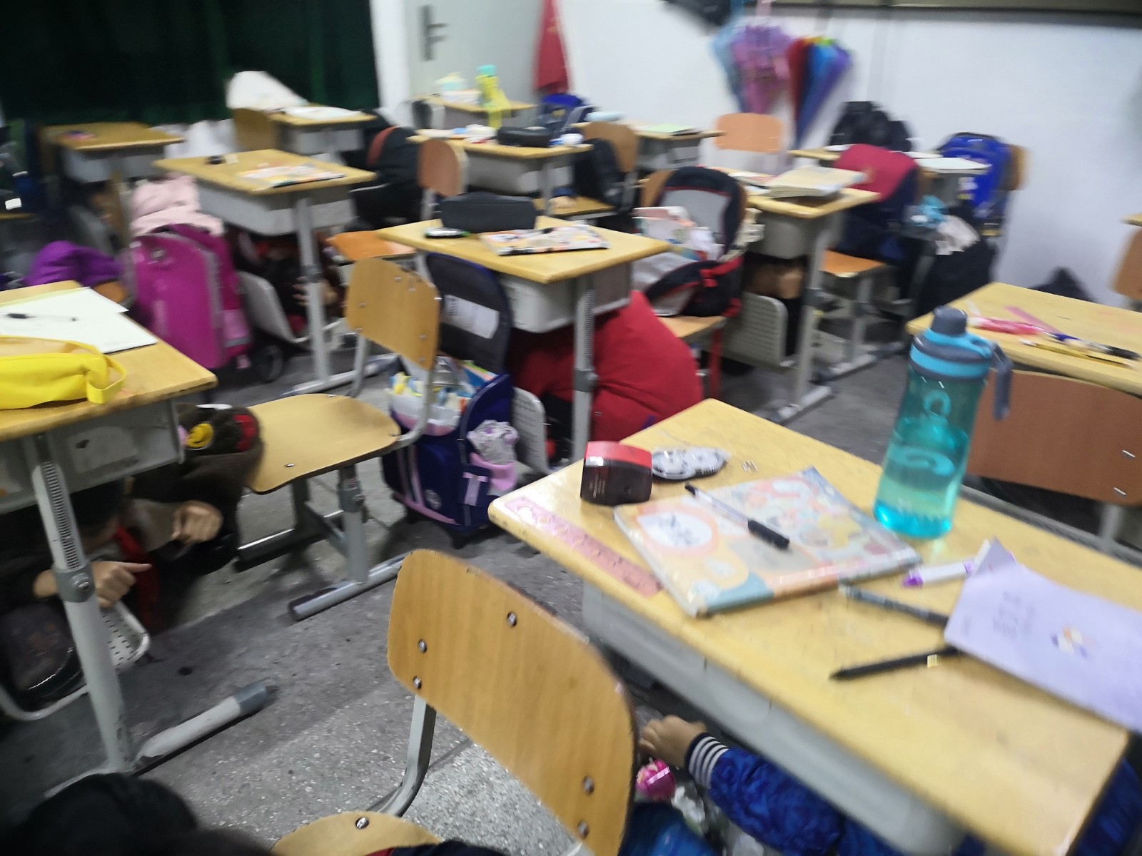 【雅韵靖小】开展防震安全演练，提升逃生能力 