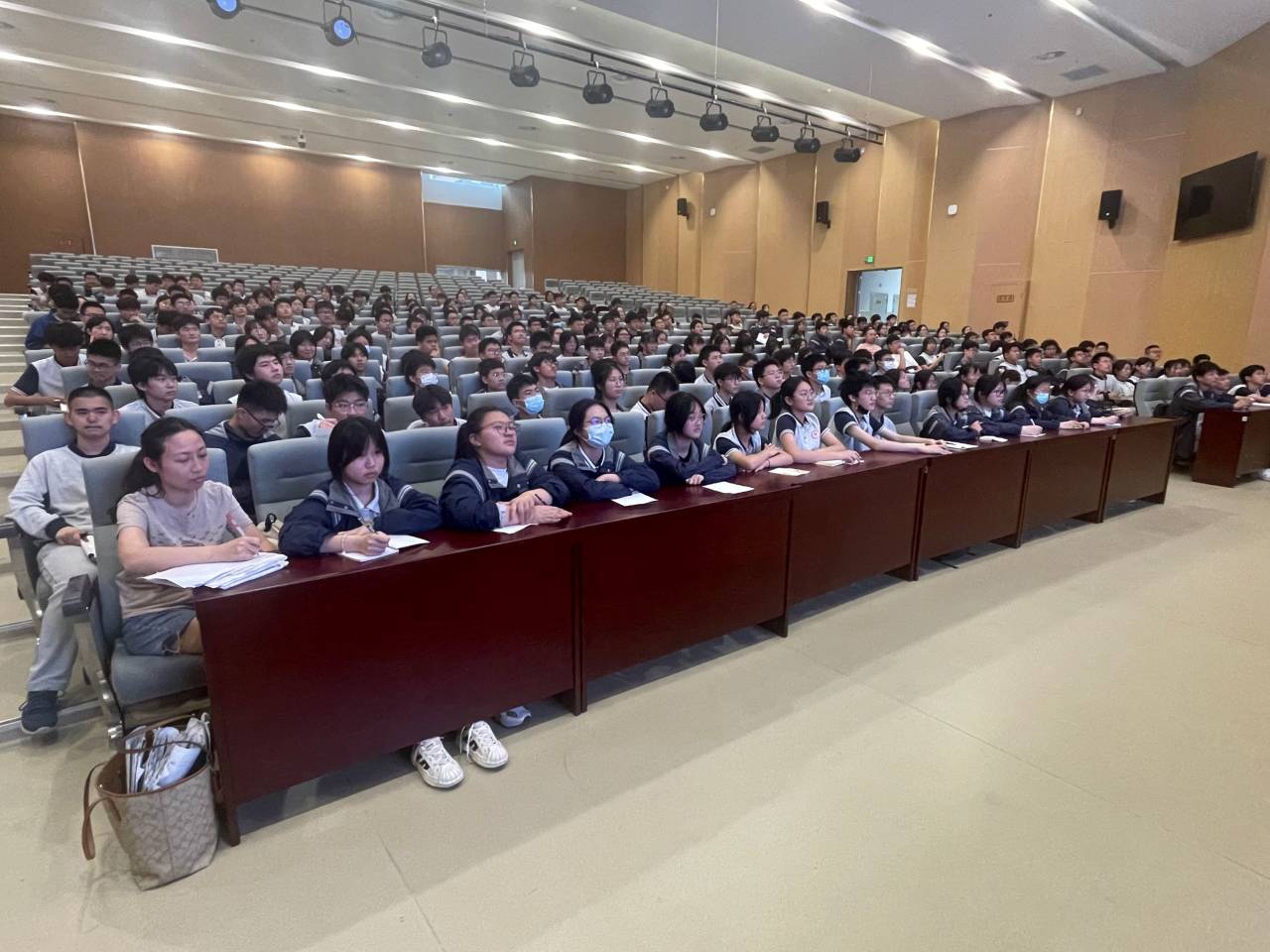 新闻稿1_html_m5dc0eb47.jpg