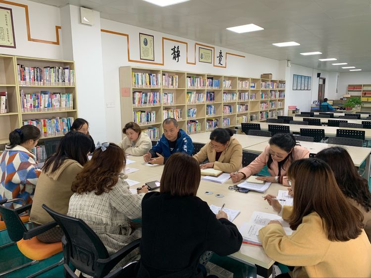 2021.4.13实初尧化召开分年级班主任工作会议_html_m3483183e.jpg