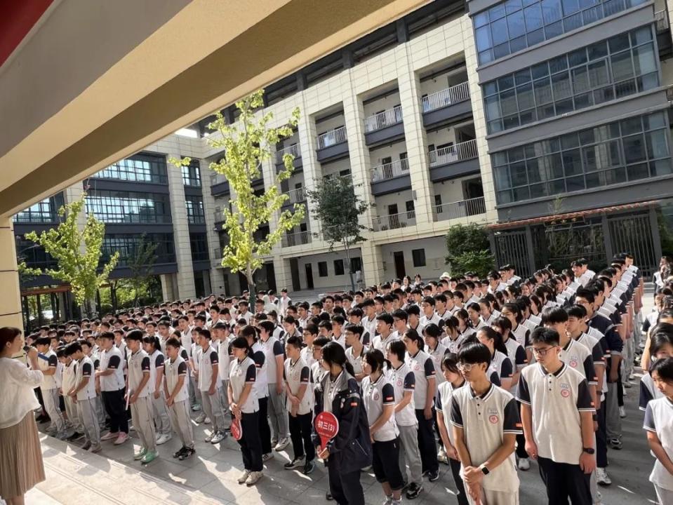 【融创德育】晨曦逐梦 勉励前行——第三十六期   实初尧化晨勉_html_m1595dc5a.jpg
