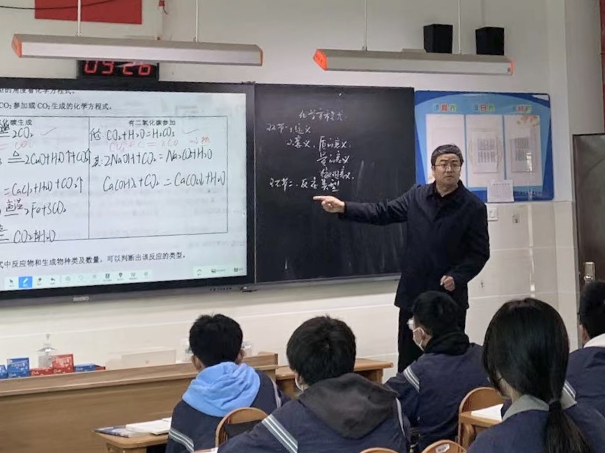 【融进实园】同课异构展风采 教学研讨促成长——热烈欢迎海门专家团队来我校指导交流_html_219f0811.jpg