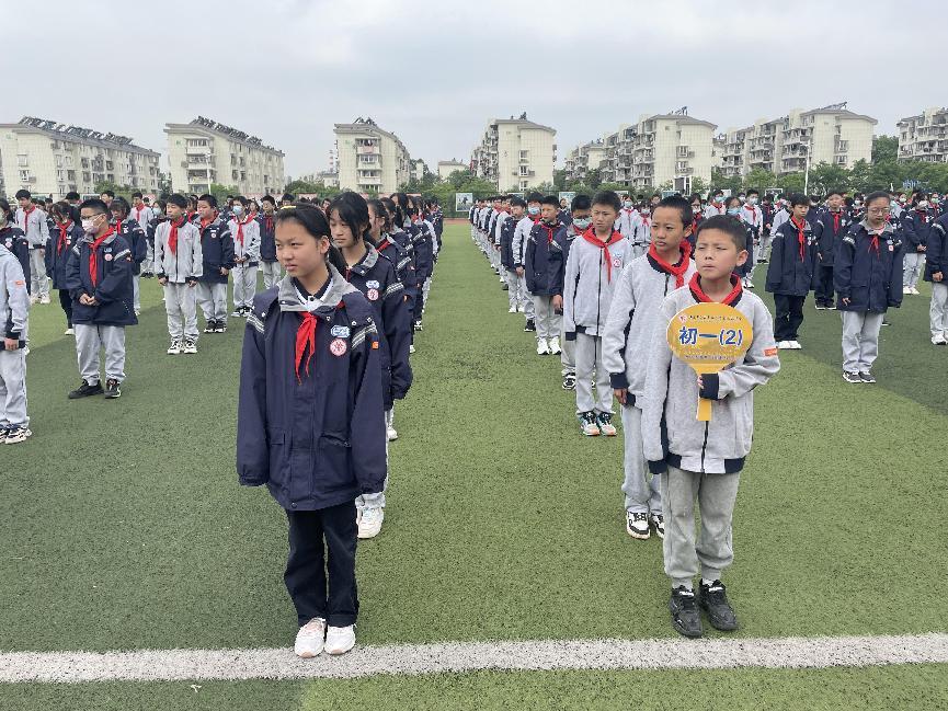 12升旗仪式报道20230508_html_4985b4db.jpg