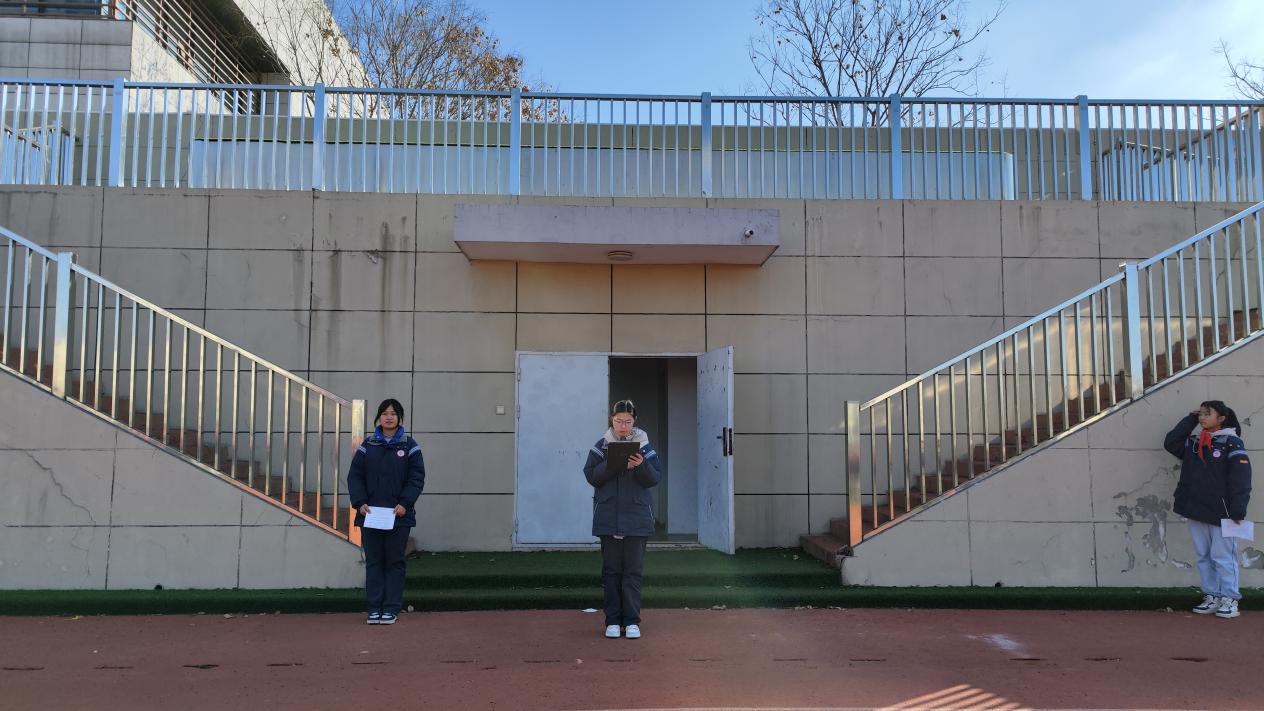 1.15升旗仪式报道_html_63b2749f.jpg