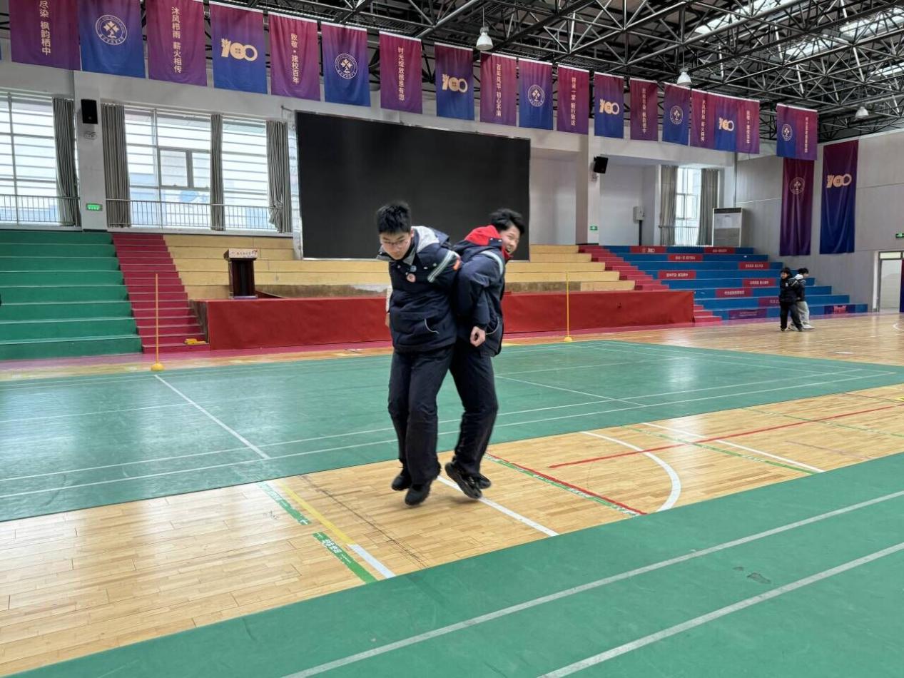【融进德育】“趣味运动，健康快乐”——实初尧化八年级举办趣味运动会_html_m2dd38fb0.jpg