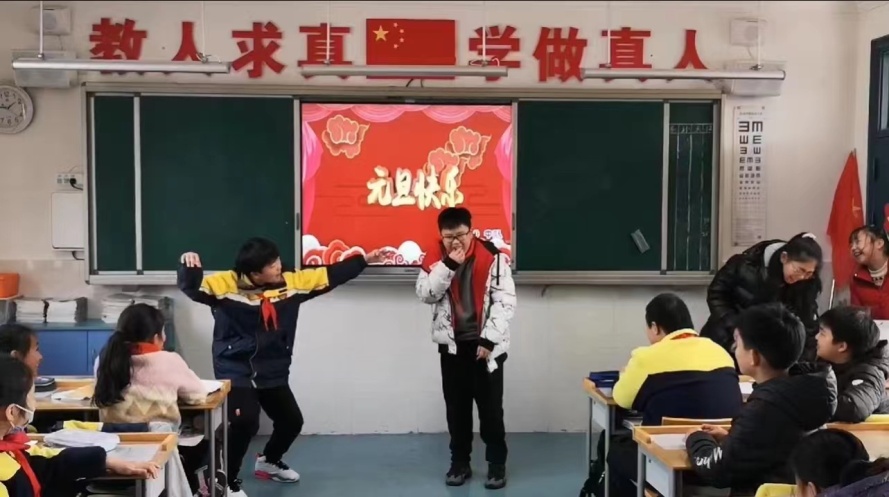 六（2）班元旦汇演新闻稿_html_mbd611c8.jpg