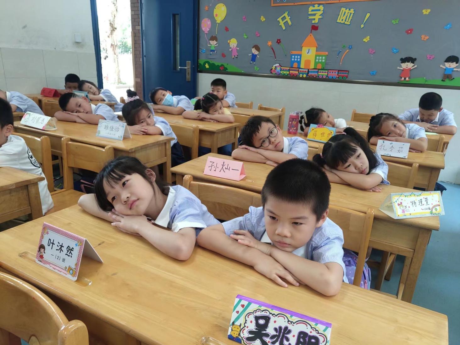 “我上学啦”一（2）班班级新闻稿_html_49e11537.jpg