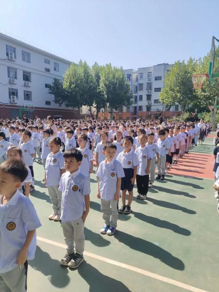 “我上学啦”一（2）班班级新闻稿_html_51608efb.jpg
