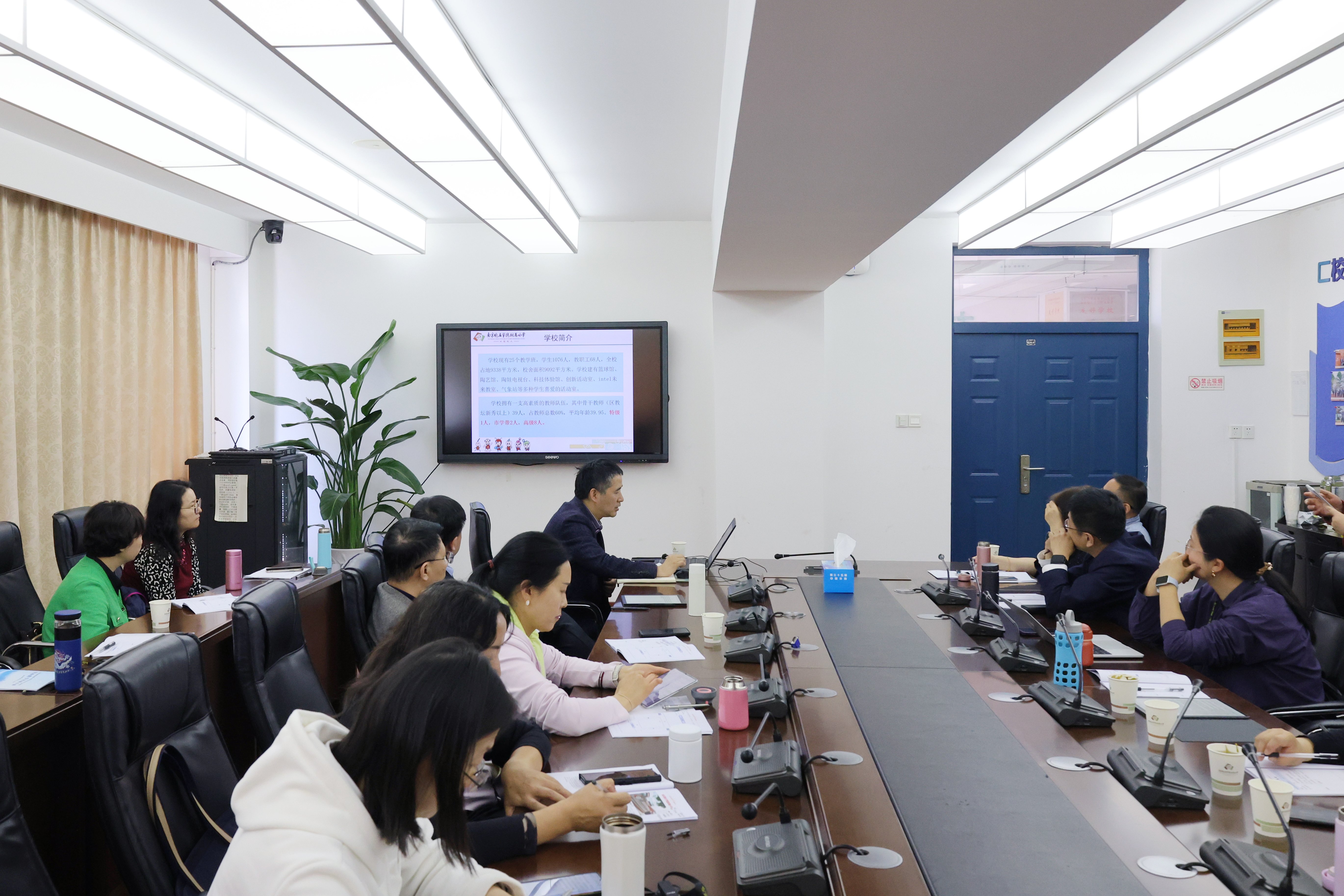 北京市海淀区中小学书记、校长到我校进行参观交流_html_55eb5f22.jpg