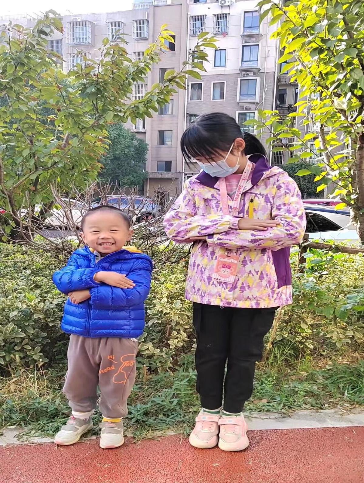 劳动实践之照顾弟弟妹妹_html_72e50ede.jpg