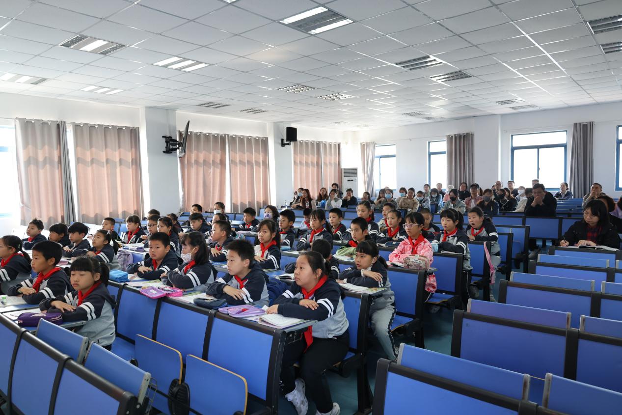 新闻稿家长开放日_html_7cd47e89.jpg
